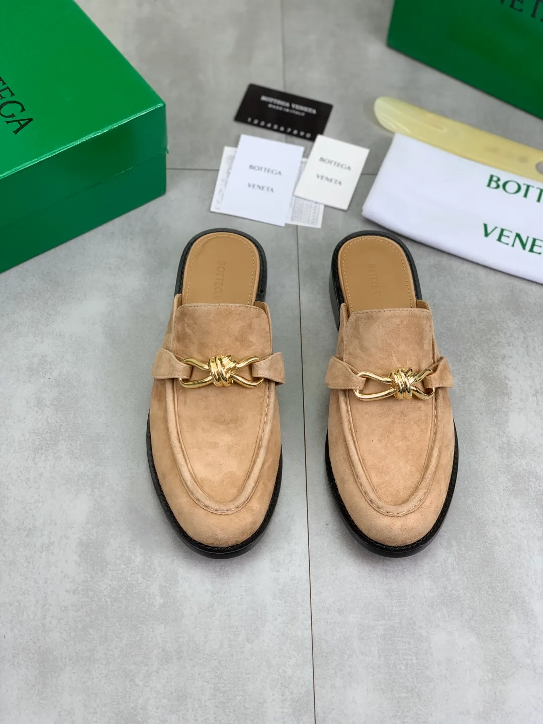 Men's shoes 💰P800 [New model] (genuine leather outsole) water-dyed cow lining 💰High-quality business couple half-slip leather shoes 💎💎💎 BOTTEGA VENETA official website synchronizes the latest top version of BV in the market, accepts material comparison, shoe type comparison, process comparison, practical and textured, versatile and suitable for any occasion, the more you look at it, the more flavorful it becomes. Purely hand-knitted craftsmanship - Upper material, calfskin imported from Italy 🇮🇹 - High-quality water-dyed cowhide lining - Original private model customized leather outsole -Size: Female 35-39 (40 ordered) Male 39-44 (38 45 can be customized) Color: Multiple colors available